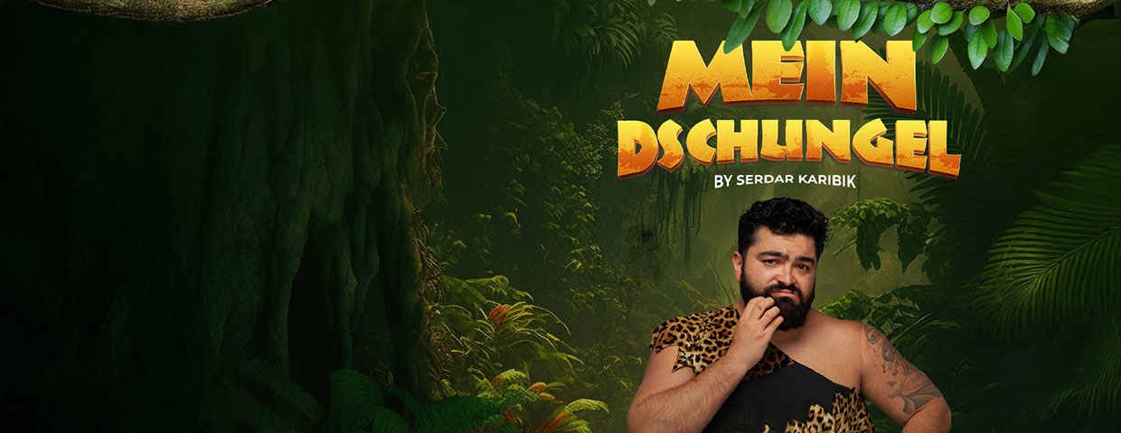 Deutschlands lustigster Erzieher ist zurück, auch wenn dieser Titel nicht mehr so ganz stimmt. Doch, Serdar ist immer noch lustig und er ist immer noch Deutscher, aber er hat seinen Job in der Kita an den Haken der Igel-Gruppe gehangen. Dafür hat er jetzt den härtesten Beruf der Welt: Er ist Vater. Und: Er ist natürlich Comedian. Und genau um diesen Spagat geht es in seinem neuen Programm »Mein Dschungel«  Wie schreibt man Jokes, wenn man zwischendurch jemand anderem den Hintern wischen muss? Wie fühlt man sich, wenn man während der Schwangerschaft mehr zugenommen hat als seine Frau? Wie verhält man sich, wenn die Leute einen an der Supermarkt-Kasse erkennen, während man sein Kind vom Boden ziehen muss, weil es kein Ü-Ei bekommt? Und was geschieht eigentlich, wenn dein schwäbisches Alter Ego »Dietmar Dieterle« bekannter ist als der Name, den deine Eltern dir geschenkt haben (»Meine Mama lag nicht 28 Stunden in den Wehen für Dietmar!«)  In «Mein Dschungel - by Serdar Karibik» schwingt sich der Comedy-Tarzan von Gag zu Gag. Hier bleibt kein Auge trocken - und die Windeln sowieso nicht!