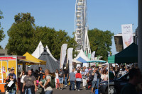 Oberrhein Messe 2026 Besucher vorm Riesenrad