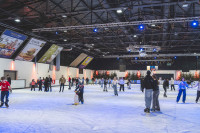 Eislaufhalle Offenburg Menschen auf der Eisbahn